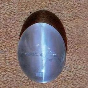 从外观上来看,大多数石英猫眼质地较粗,眼线也较宽,线状反光不如猫眼