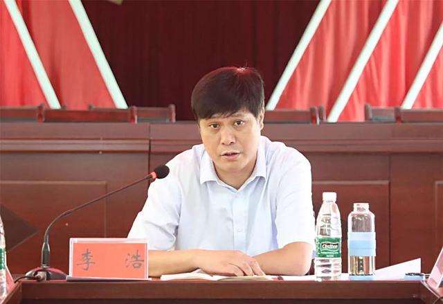 8月21日,县委书记李浩就解决花塘乡经济社会发展中存在的困难和问题
