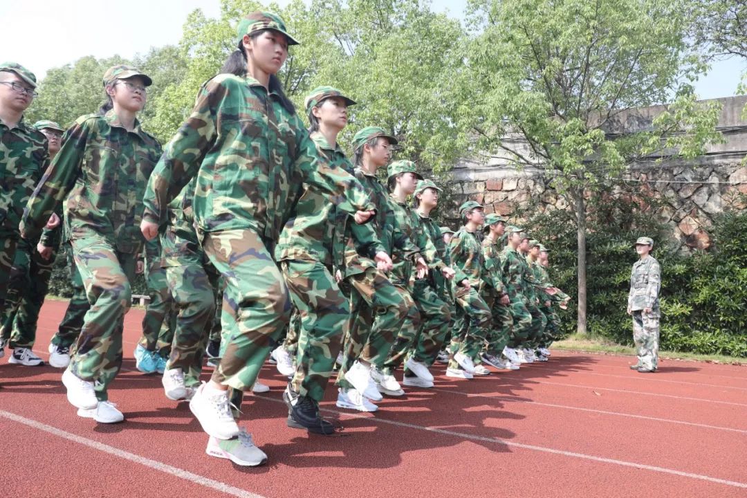 那抹昂扬的绿在阳光下茁壮成长云和中学第三十一期军训剪影