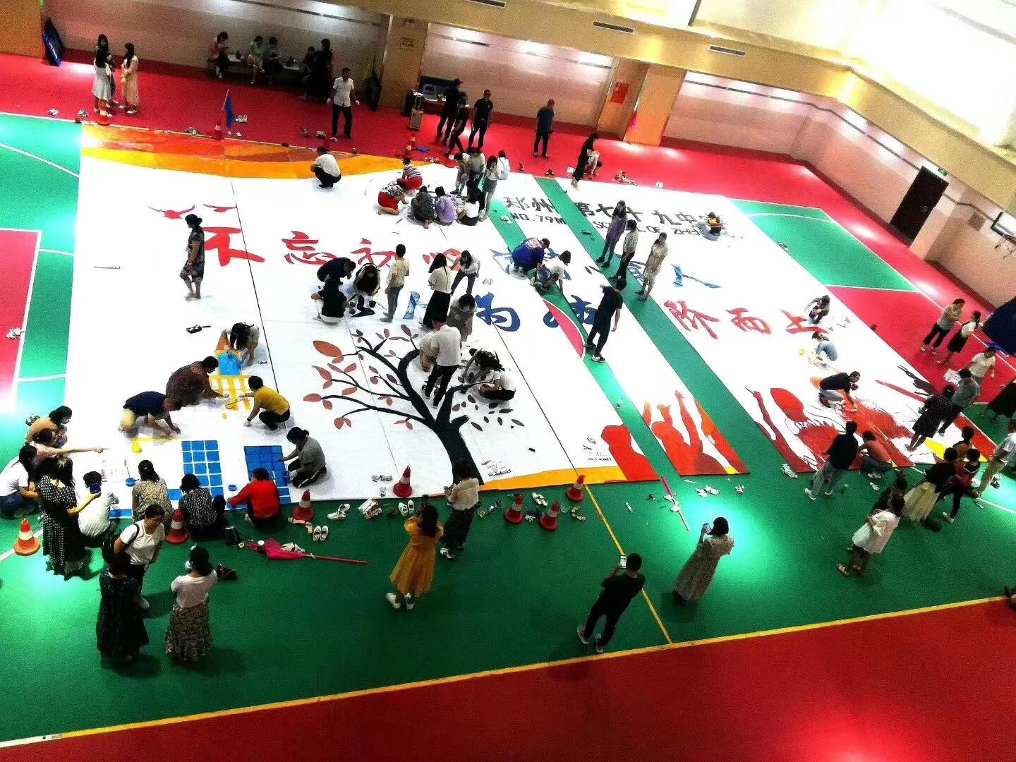 195位老师共绘纳斯卡巨画郑州79中教师素质拓展彰显团队量