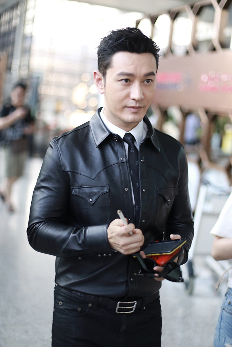 原创黄晓明黑白造型现身机场,修身裤暴露粗壮大腿,饱满发际线我羡慕