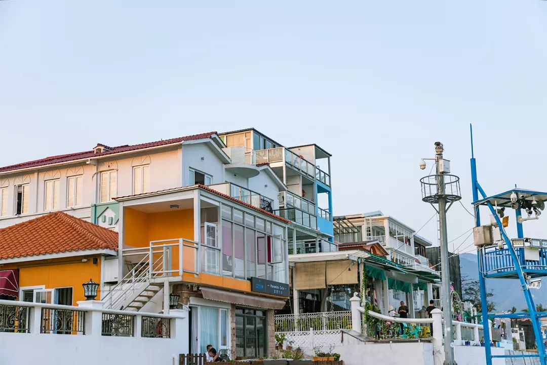 所城可以参观游玩但十分小资文艺海滩虽小而浅每一家民宿都适合拍照