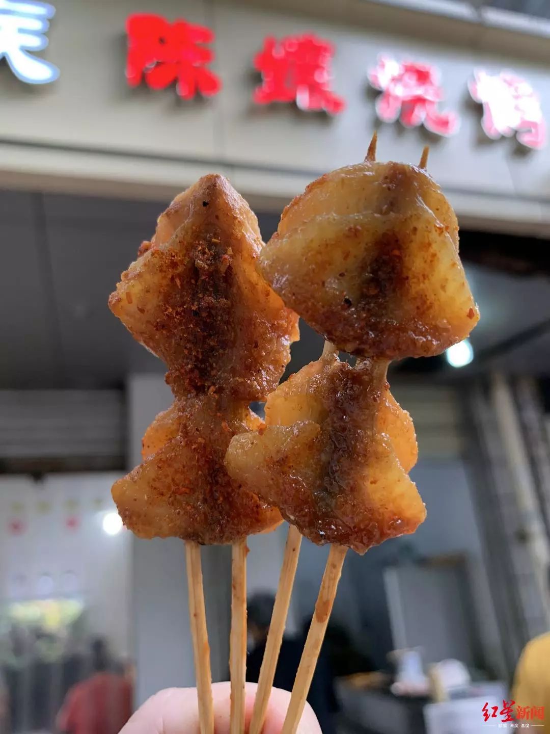 著名的烤鸡翘翘陈嬢前天就开始准备荤菜,把鸡翘翘一个一个弄干净,码料