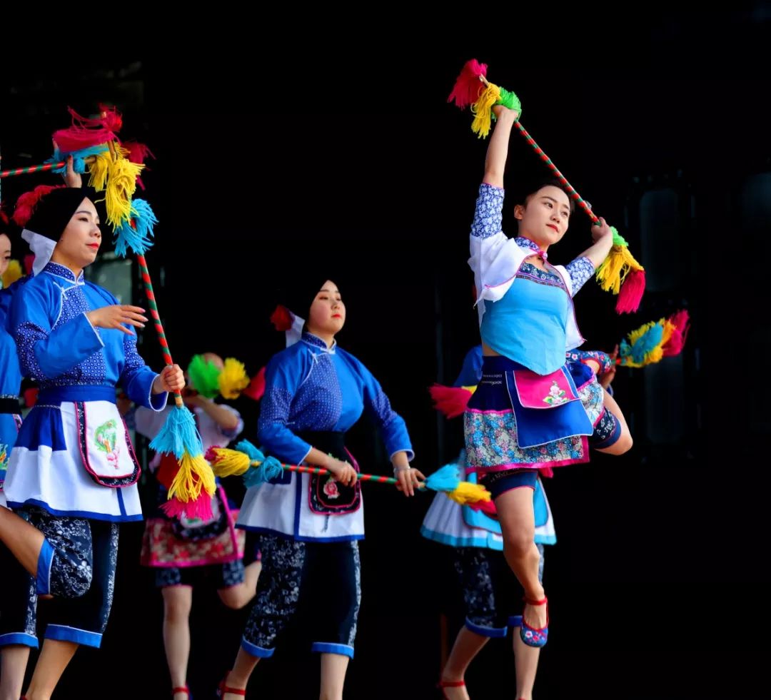 舞动上上下下手持霸王鞭一群甪直美人蹦蹦跳跳你定会想到"打连厢"如此