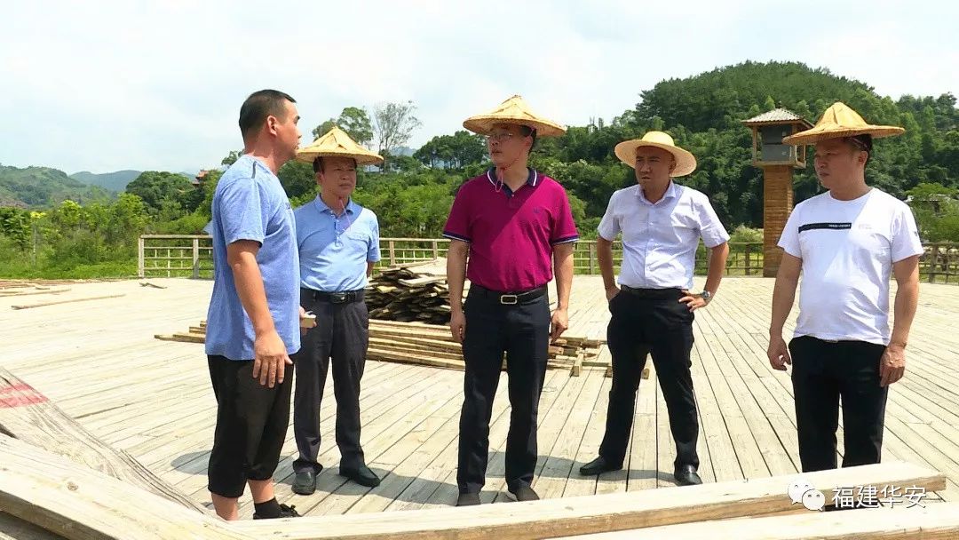 县长陈东海来到仙都镇大地土楼群景区,就世界文化遗产----华安土楼的