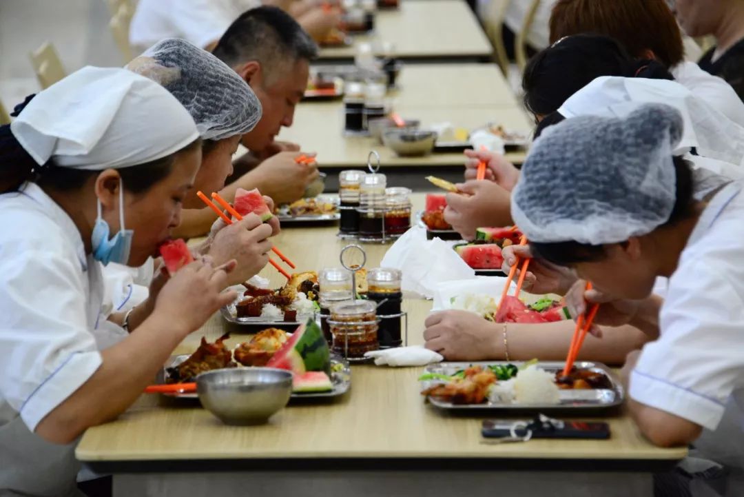 白衣天使户外吃饭图片