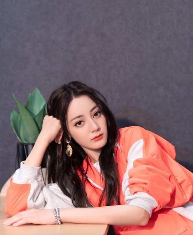 原创迪丽热巴ins晒出在希腊拍的存图网友可爱又美艳