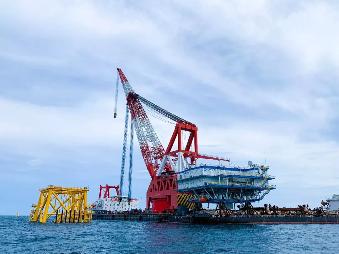 三峡集团在粤首个海上风电项目海上升压站吊装成功多图