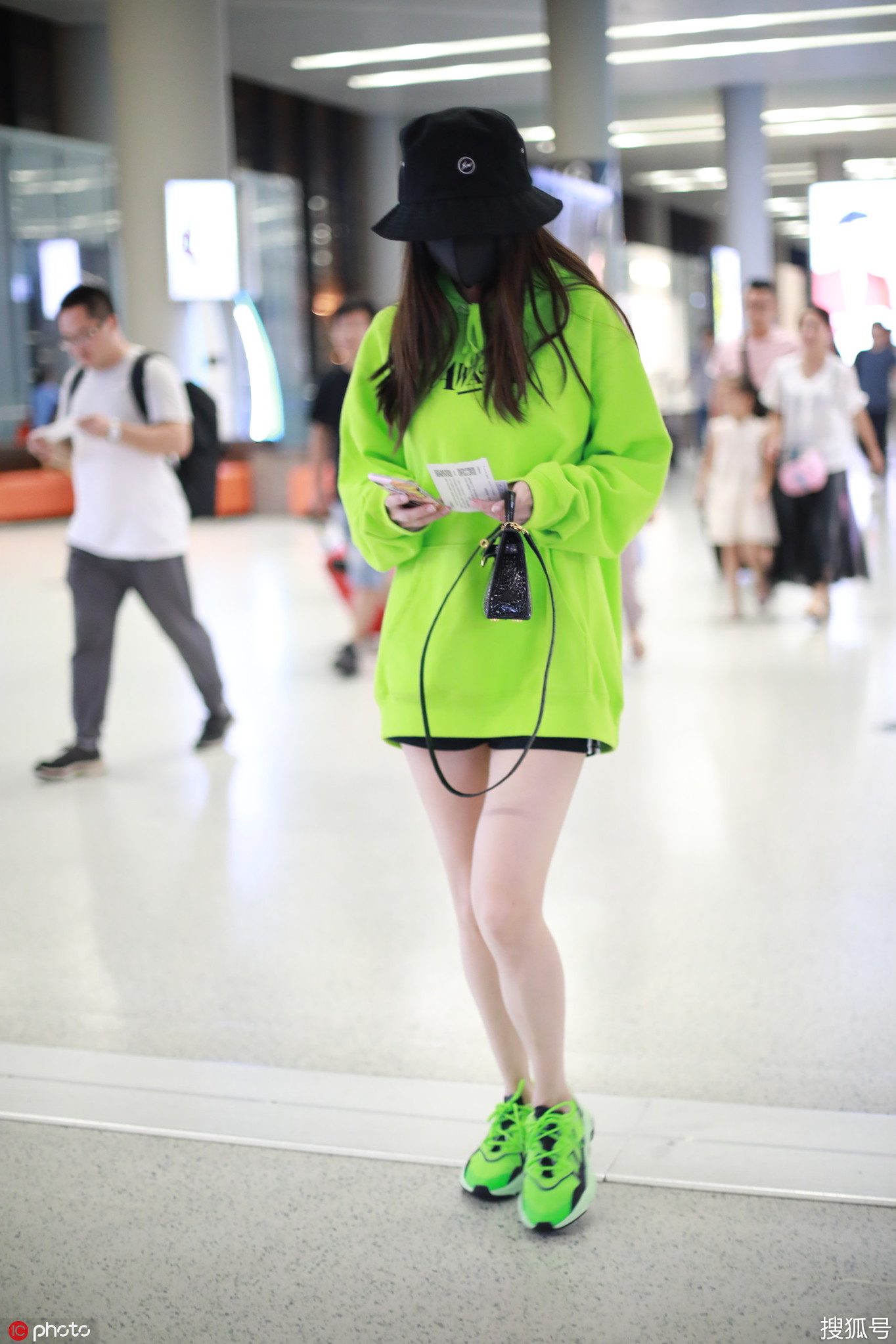 angelababy玩"下衣失踪" 嫩腿白到发光