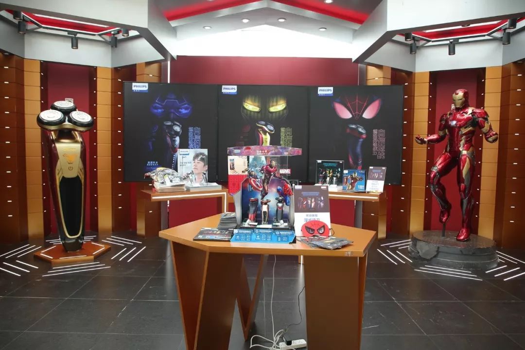 走进极具科技感的钢铁侠展区,史塔克工作室两边的模型,让我瞬间看呆!