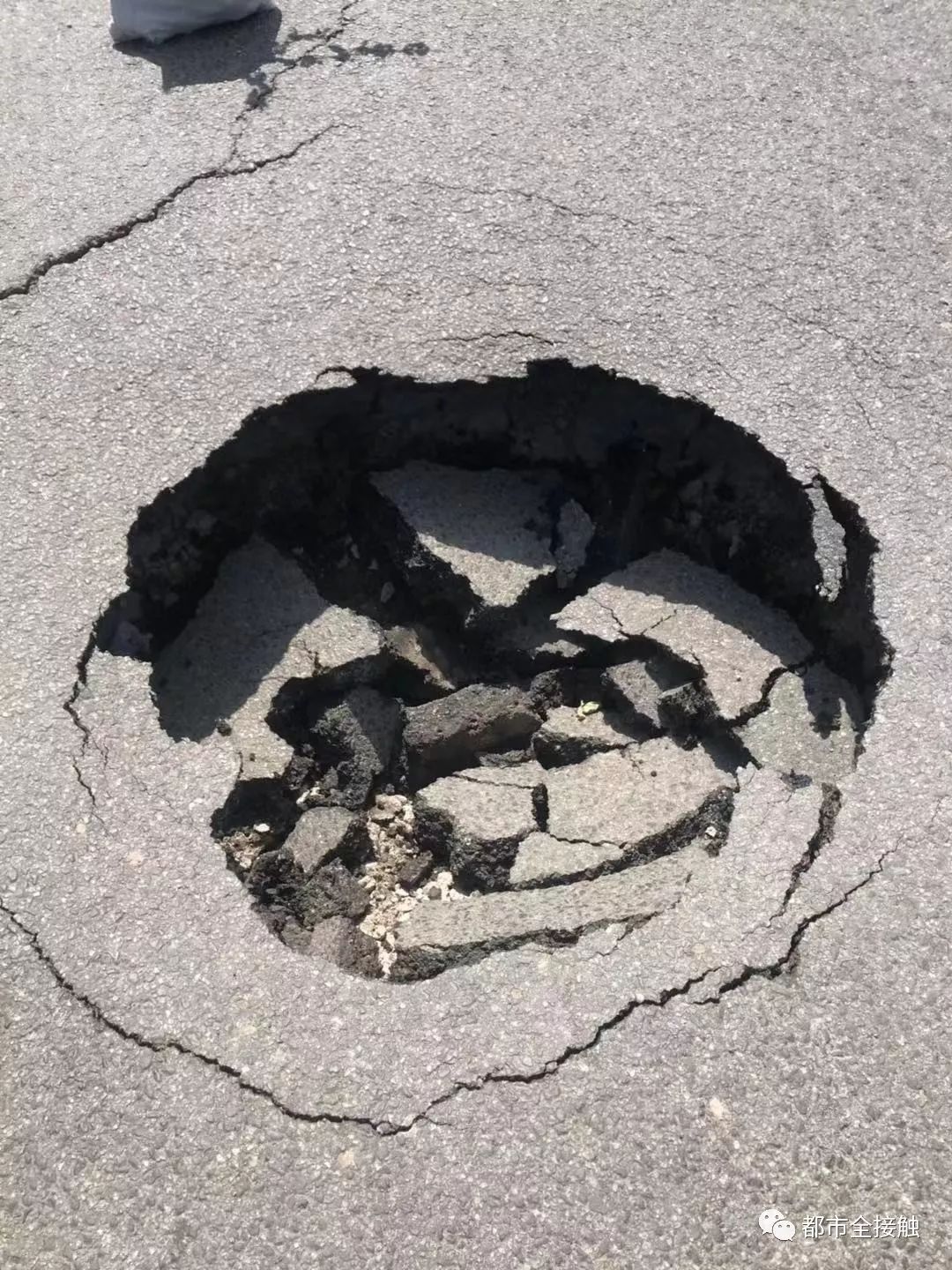 呼和浩特街头又现"马路陷阱" 路过这里千万小心.