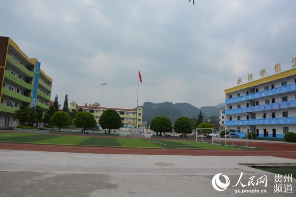 黄远富让乡村中学化蛹成蝶