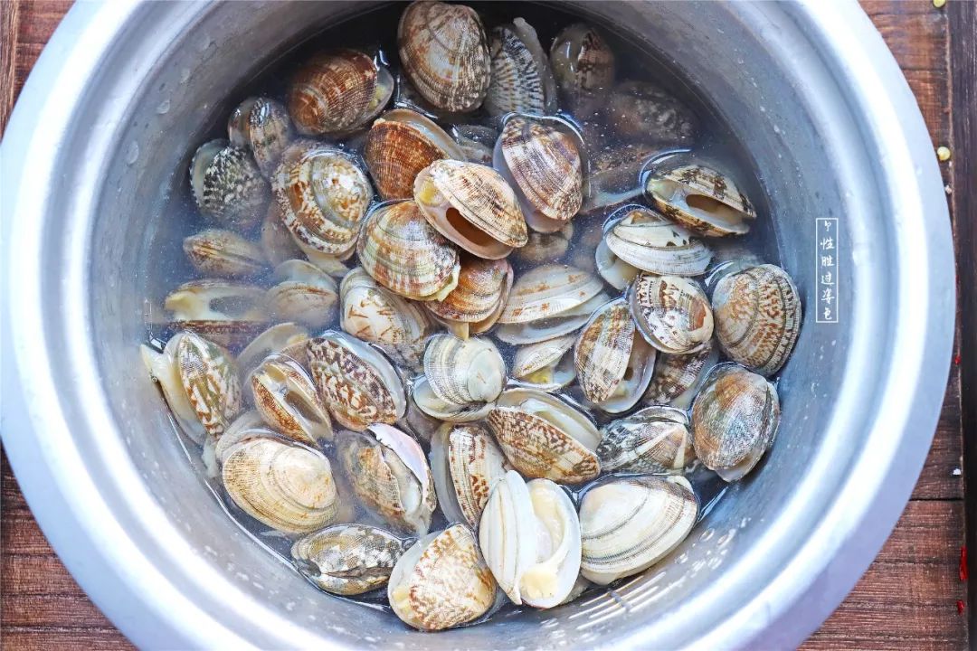 3块钱的花蛤只需放点白酒,闷上几分钟,这才是深夜食堂的标配吧!