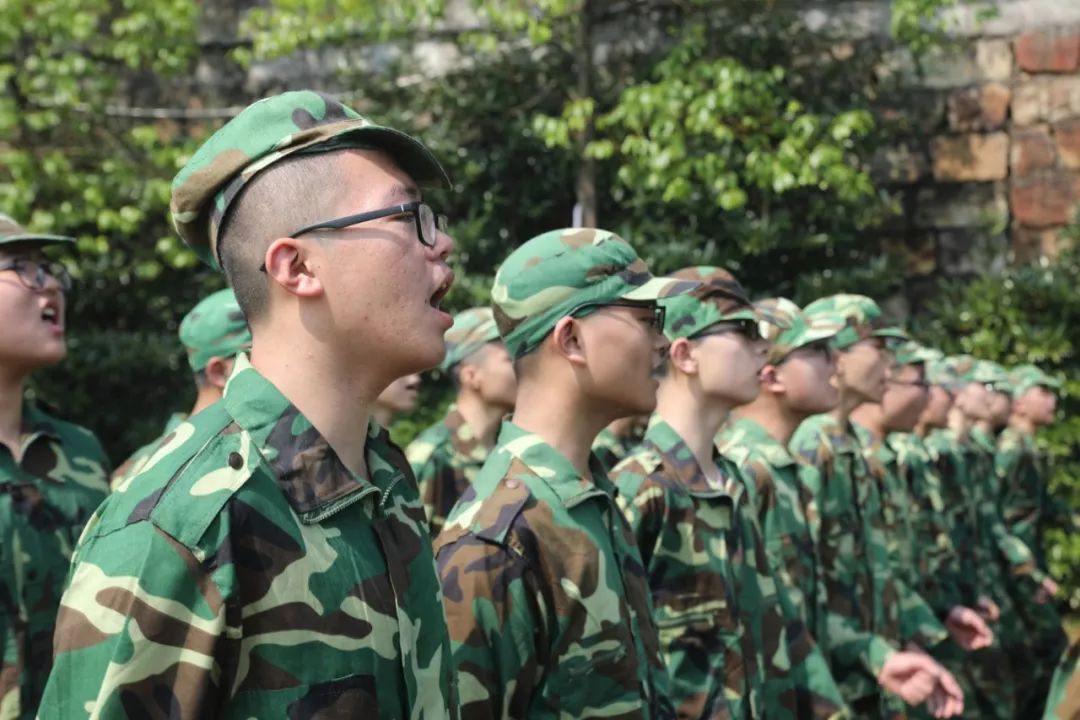 那抹昂扬的绿在阳光下茁壮成长云和中学第三十一期军训剪影