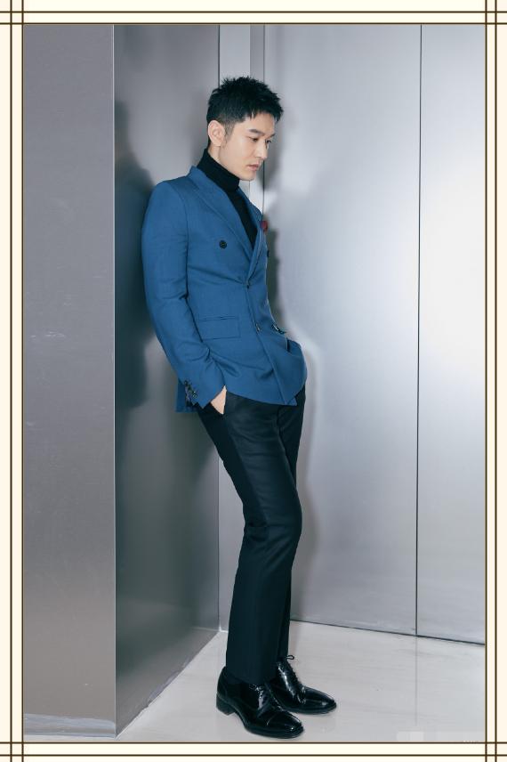 黄晓明片场照曝光!白t配短裤超休闲,挖勺吃雪糕秒变"黄三岁"_西装