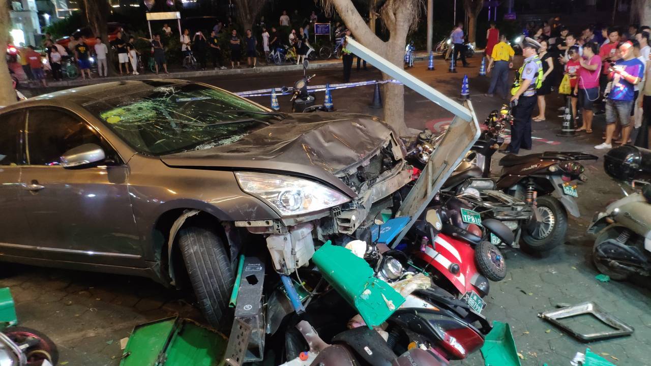 广西南宁发生严重车祸2死3伤 司机涉嫌酒驾
