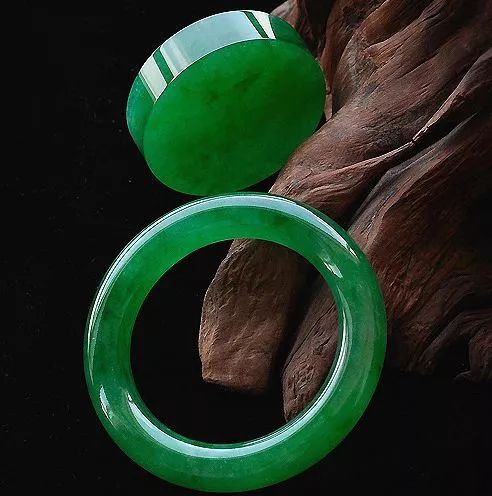 甚至还有翠友以为,翡翠a货就是代表a级的翡翠,就是等级最好的一种翡翠