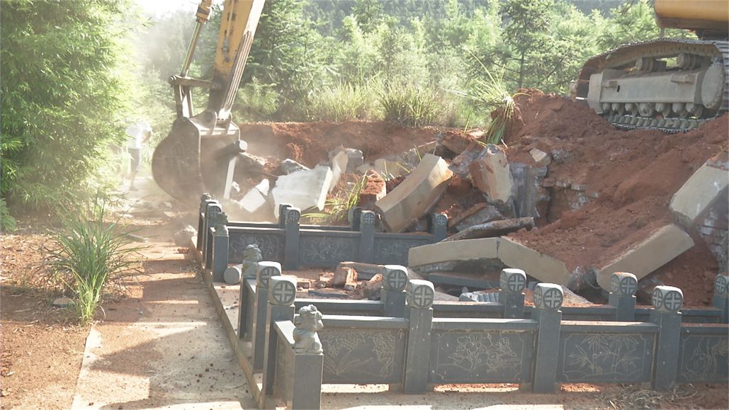 人还活着就给自己修墓地 ?旴江林场100个"活人墓"拆除了!