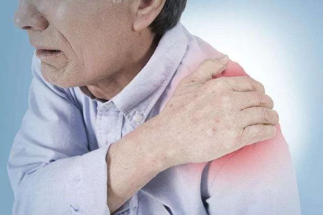 老年人突发颈肩痛,可能预示着更严重的疾病_颈椎