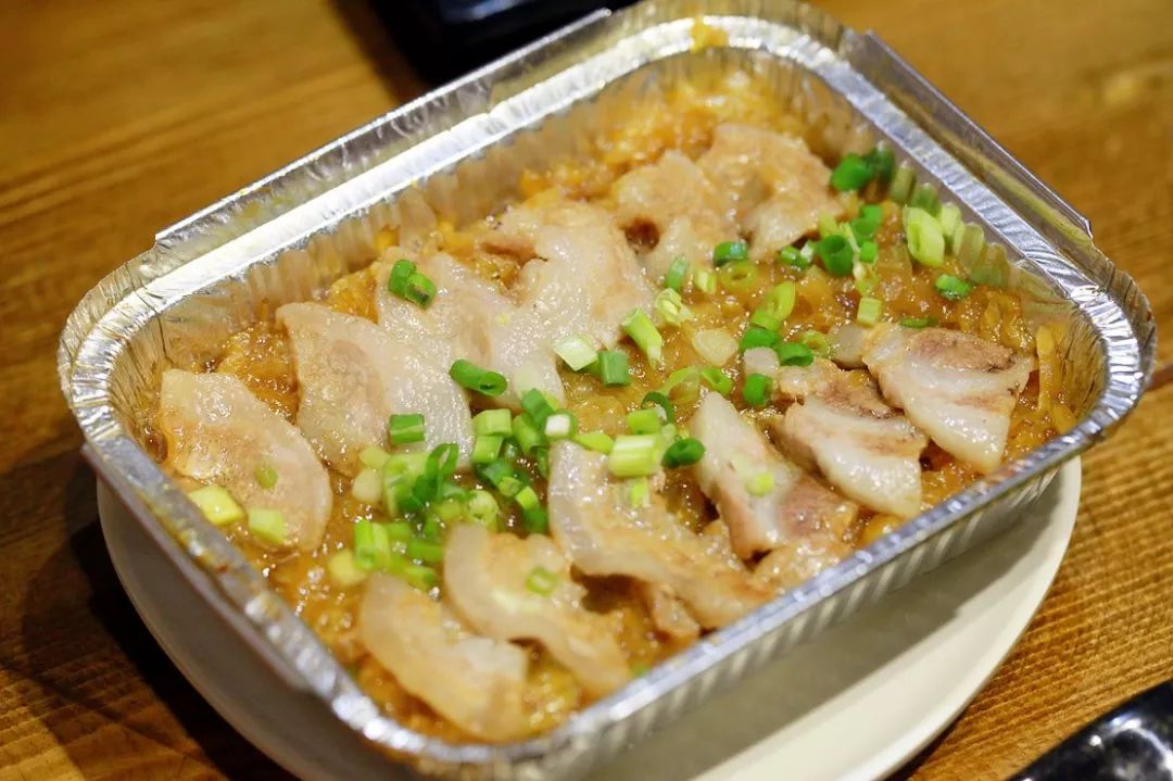五花肉融入了酸菜的味道解了腻在破开锡纸的那一刻香气扑鼻,肉汁鲜嫩