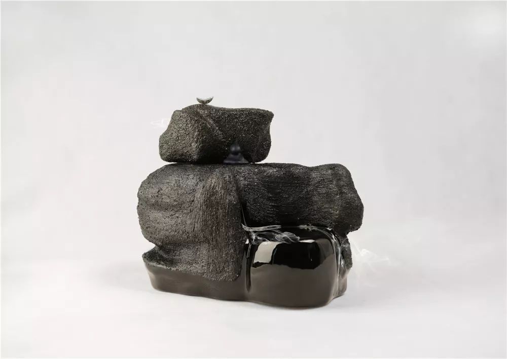 东 大漆,麻布,瓦灰,银,螺钿等 2019年 33cmx18cmx31cm《古籍》吴淑芳