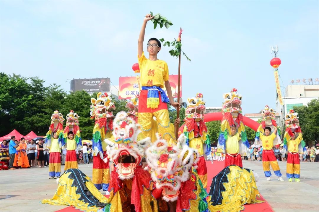他12岁开始学艺,是三角麒麟舞代表性传承人.
