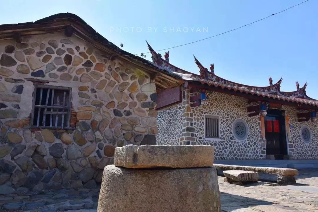 地上有彩虹鹅卵石屋像迷宫漳州山重村