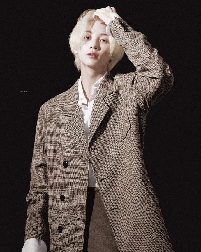 黑白滤镜下的尹净汉 更加超越凡间的帅气