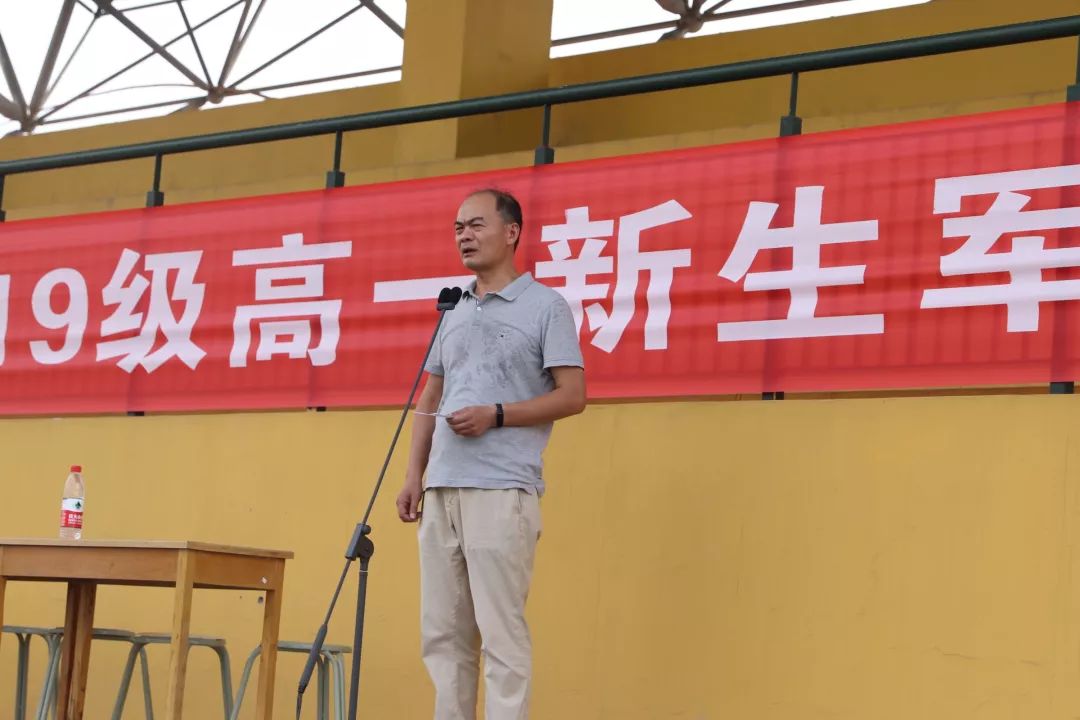 同学们在田径场上集合后,德清一中党总支书记,校长姜伟作了总结讲话.