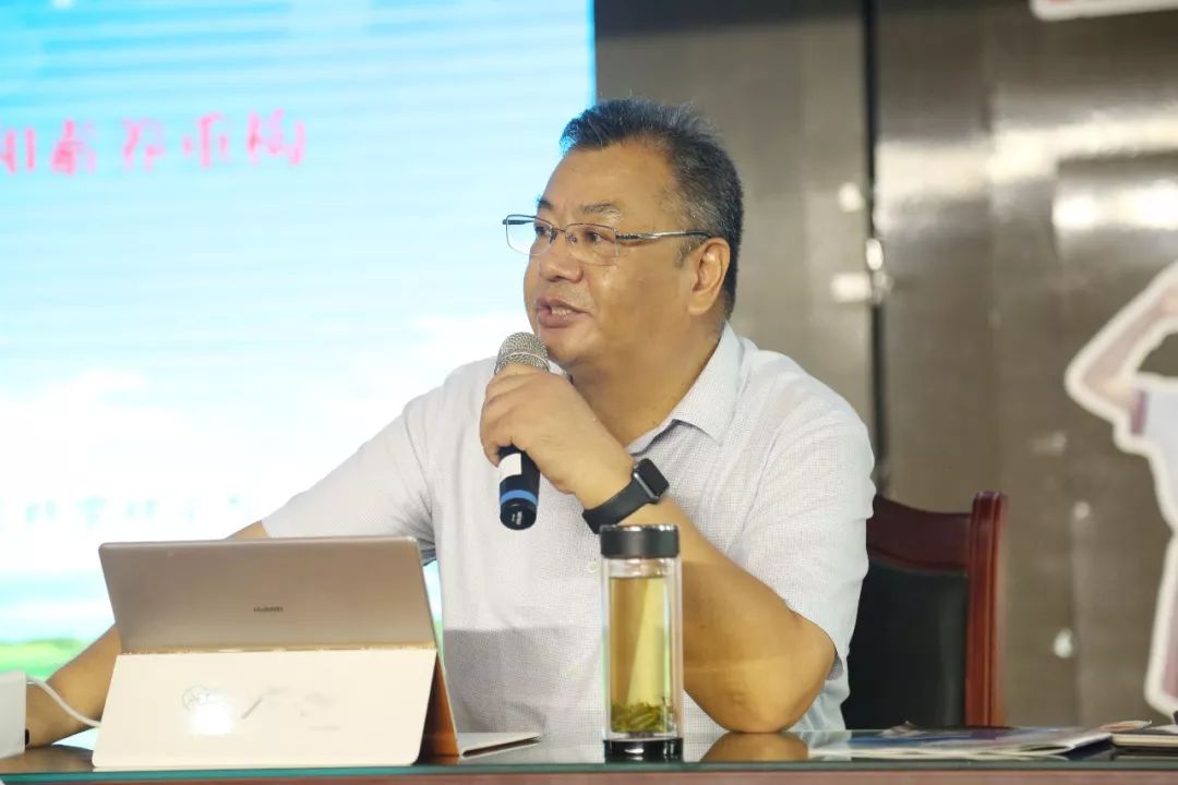 课程中心副主任吴海灵分享了"莲华微语录",她将培训两天以来,老师们的