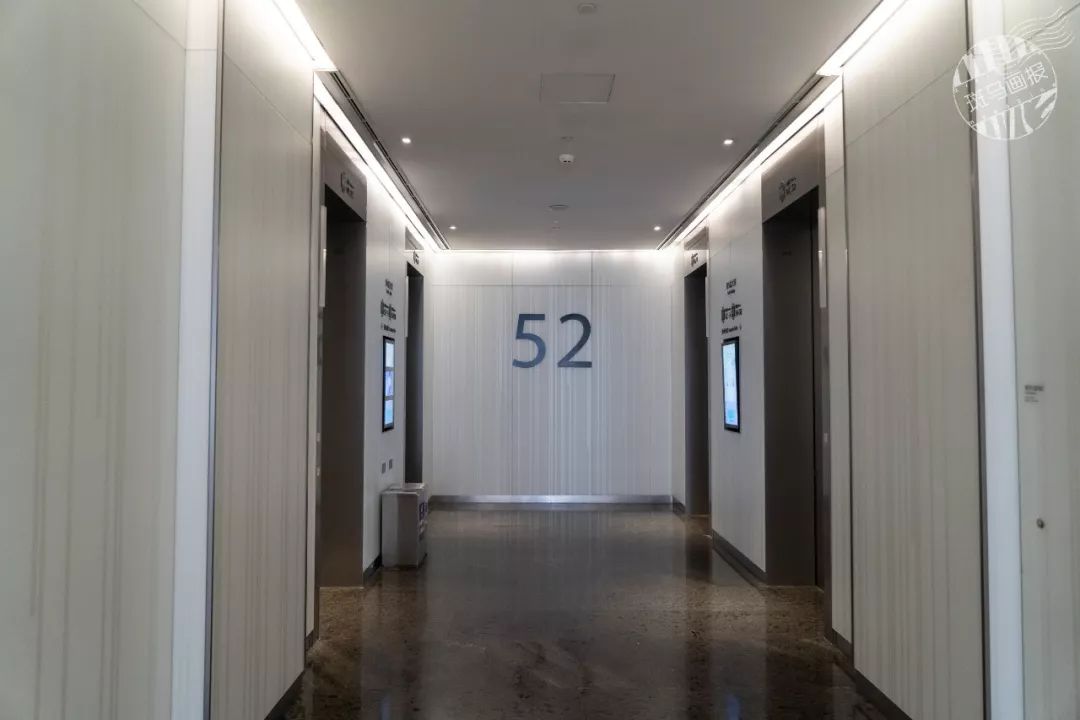 从上海中心大厦的办公区的大堂可乘坐直达电梯.