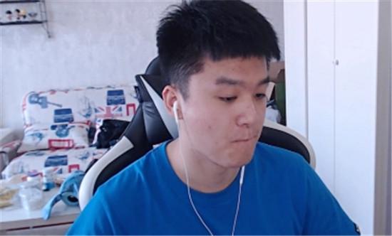 他发现原国服第一也就是这个目前第二的玩家是一个通过拉分登顶的主播