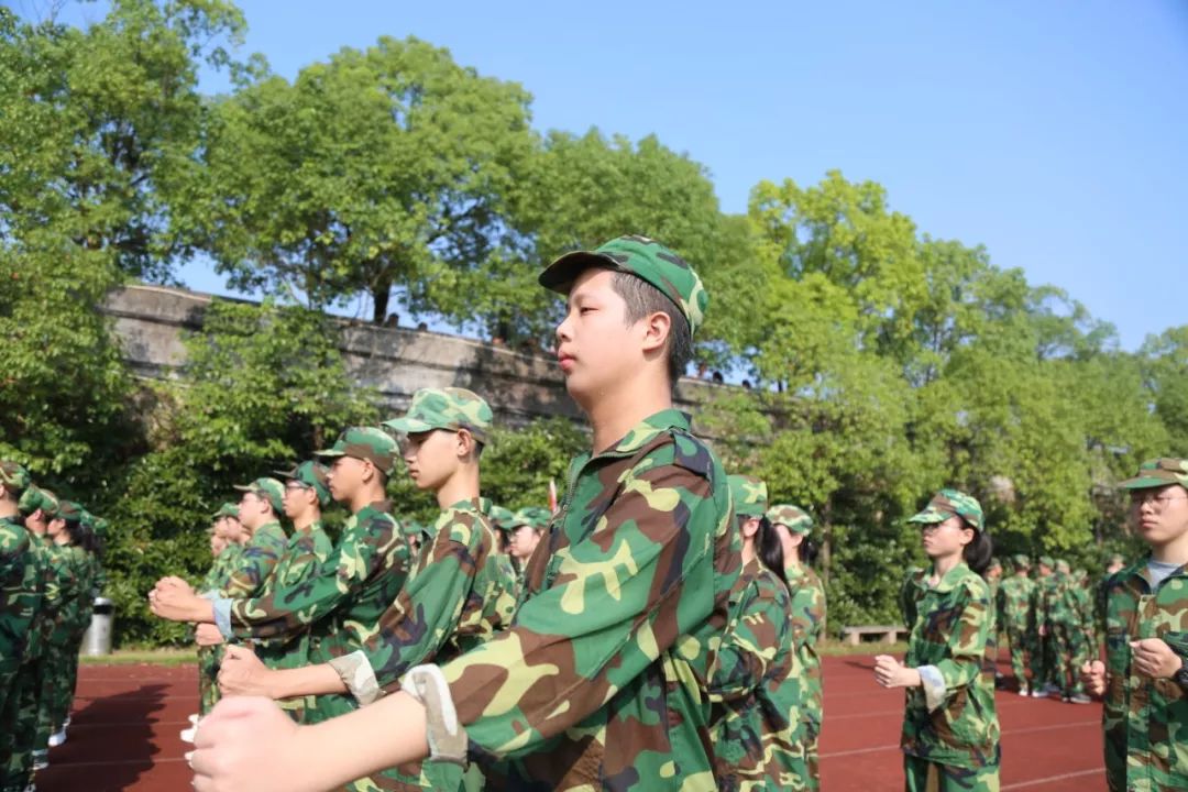 那抹昂扬的绿在阳光下茁壮成长云和中学第三十一期军训剪影