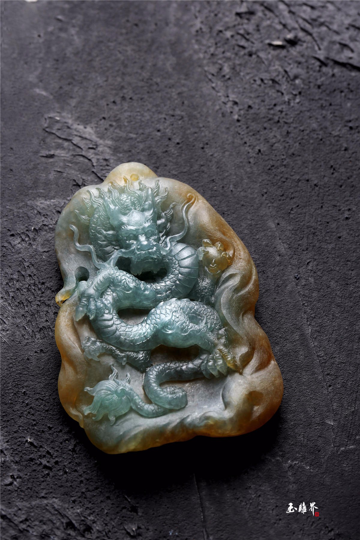 神龙摆尾,冲出屏幕的既视感,高手把翡翠龙玩得出神入化_雕刻