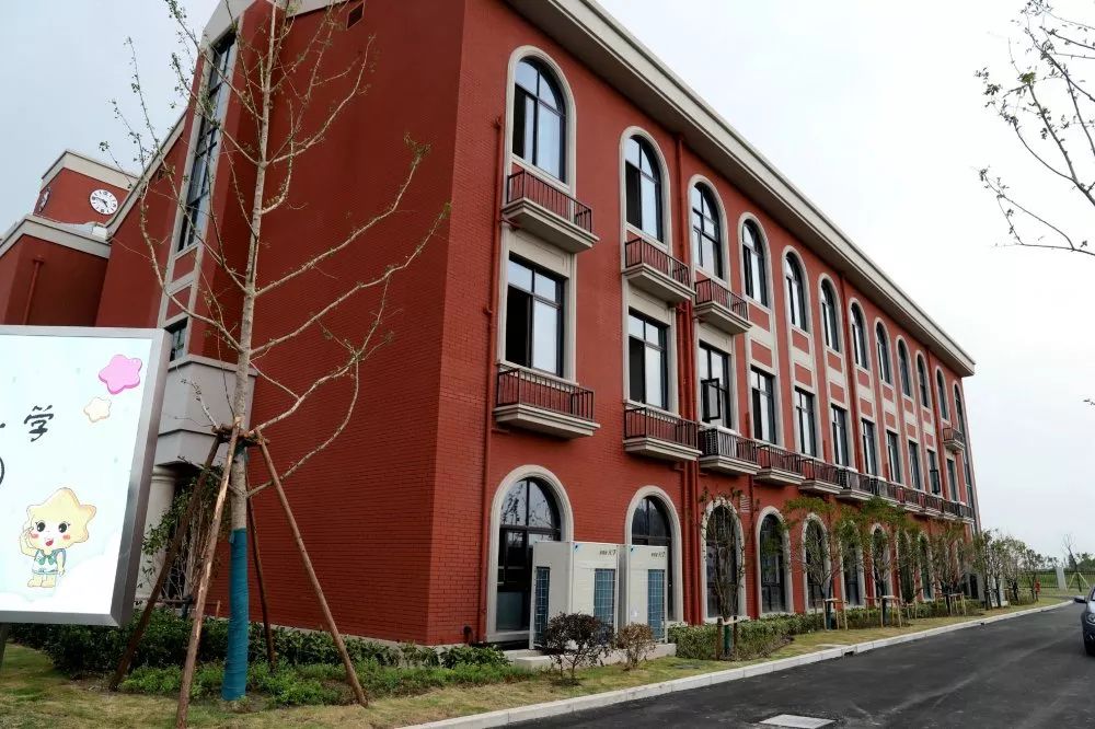 赶紧来领略一下话不多说,前京小学(海棠北校)建设于金山新城核心区北