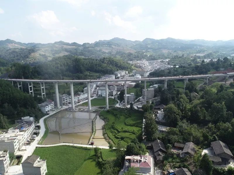 铜仁局g354石阡项目白沙一号桥梁板架设工程顺利完成