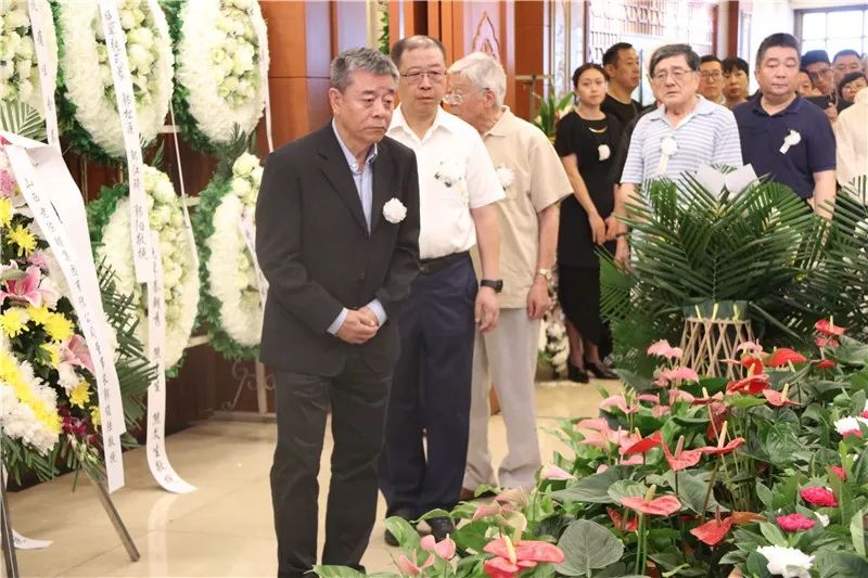 深情送别秦含章先生!