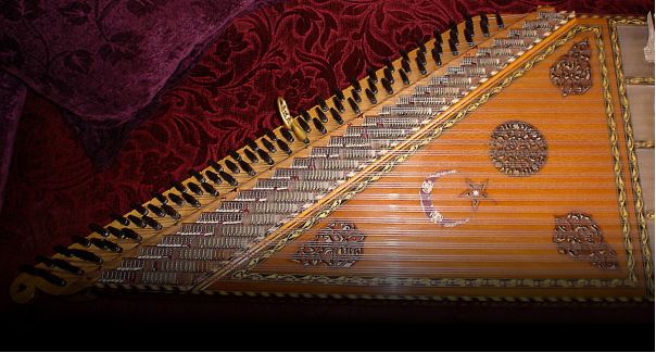 传统乐器卡龙琴(kanun),产于波斯和阿拉伯,早在十世纪的一千零一夜中