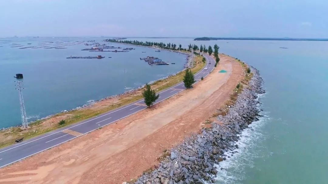 邂逅浪漫的海上风景吹着海风在钦州驾一辆车无论是三墩公路还是滨海