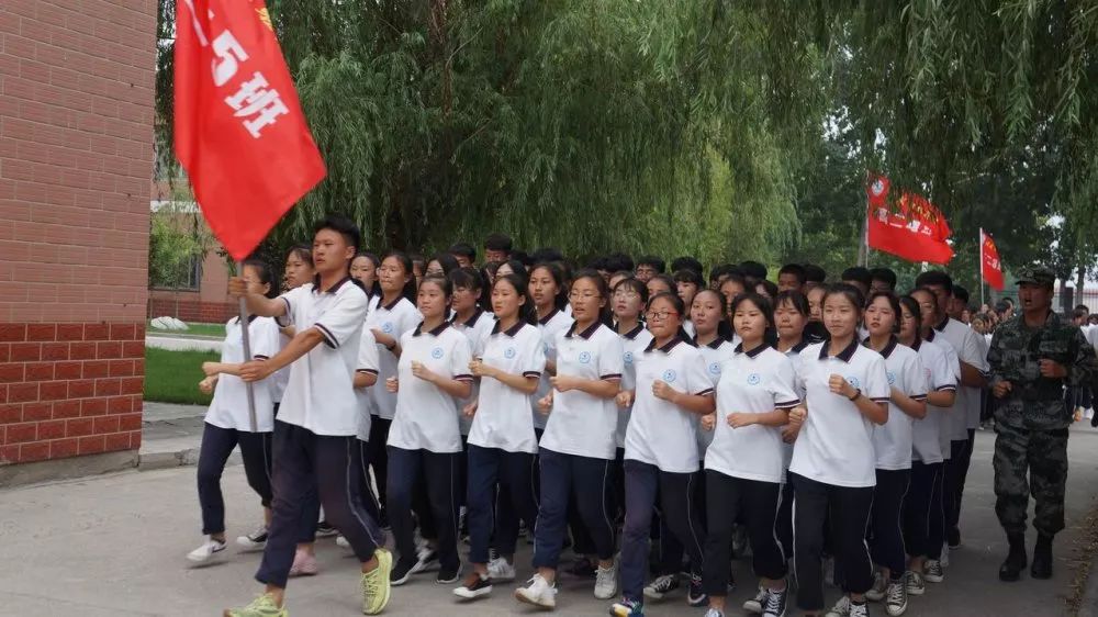 修武实验高中举行高二军训闭训仪式