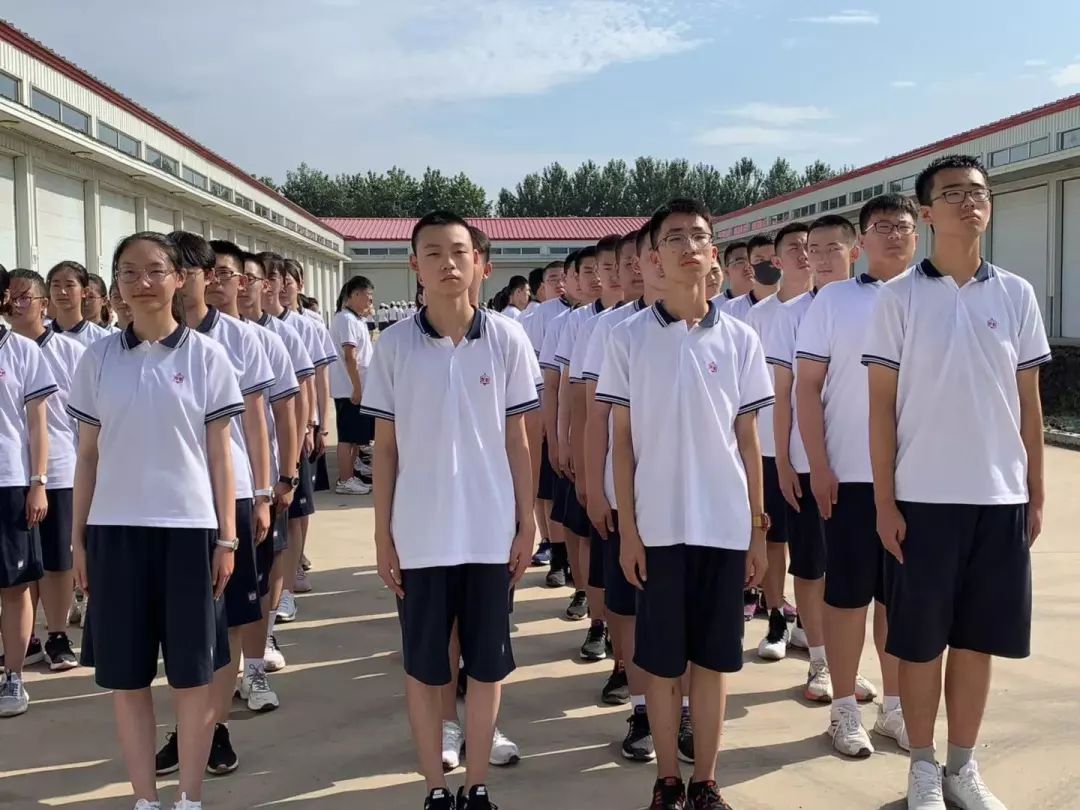 绿花在风雨中绽放东北师大附中高一新生军训圆满结束