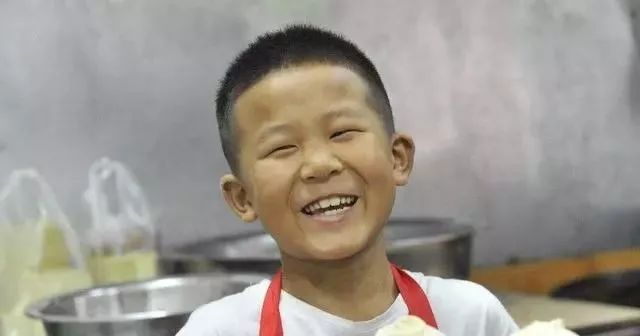 7岁男孩帮爸爸卖包子 每天擀600包子皮钢琴弹得666_赵泽华