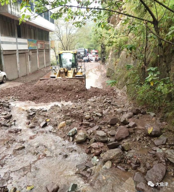 昭通盐津(七里半)多处发生泥石流,汽车被埋,房屋门前堆成山_盐津县