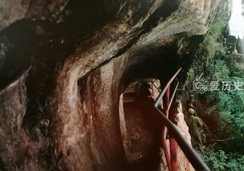 是一座因地质断层陷落而形成的高原湖泊.