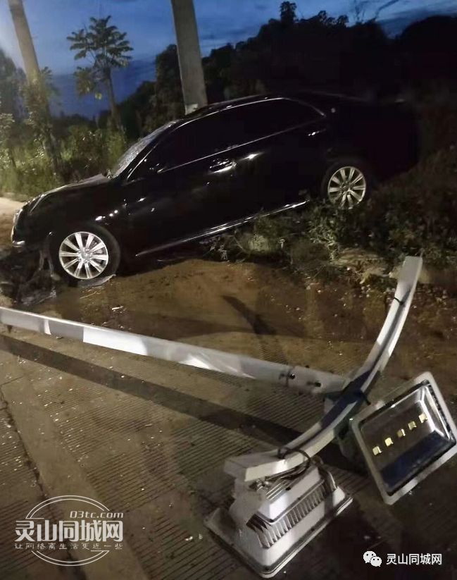 1昨晚(2019年8月22日),灵山县环城路又发生了一起车祸,造成了车辆