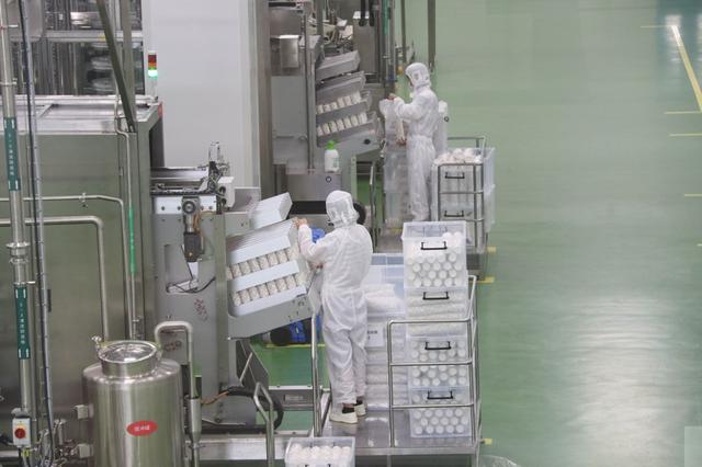 灌装车间和包装车间,对企业高标准生产的"卡士"系列产品表示充分肯定