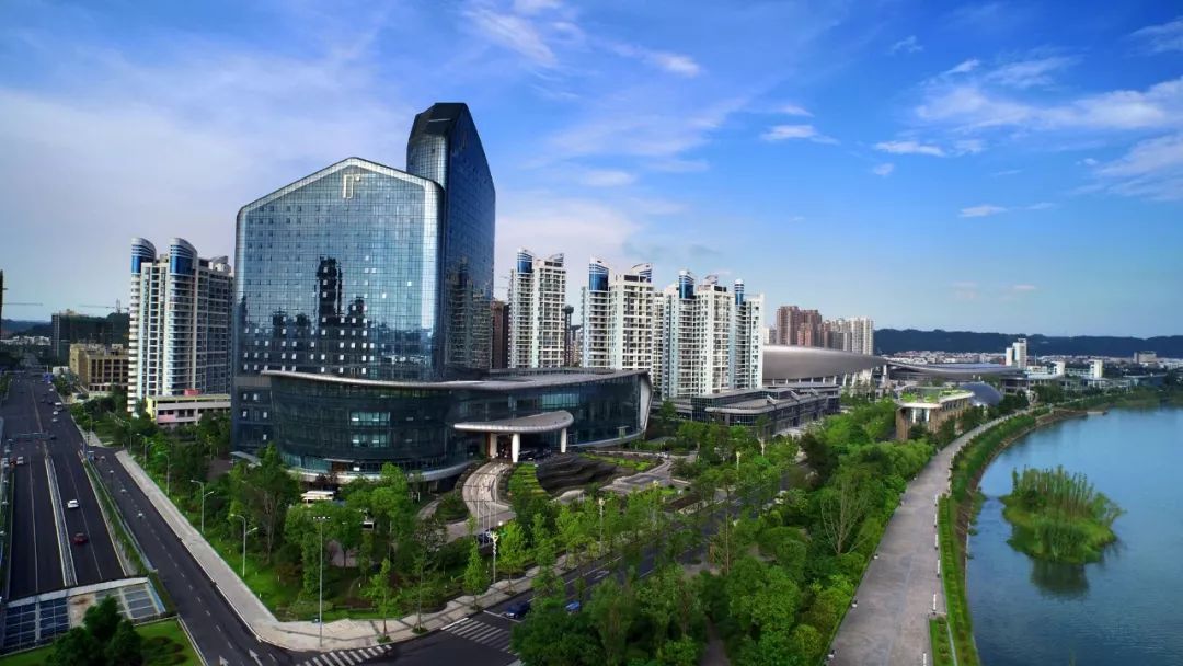 10年前,这里还是一片荒凉的河滩,如今,这里已经成为遂宁的一条标志性