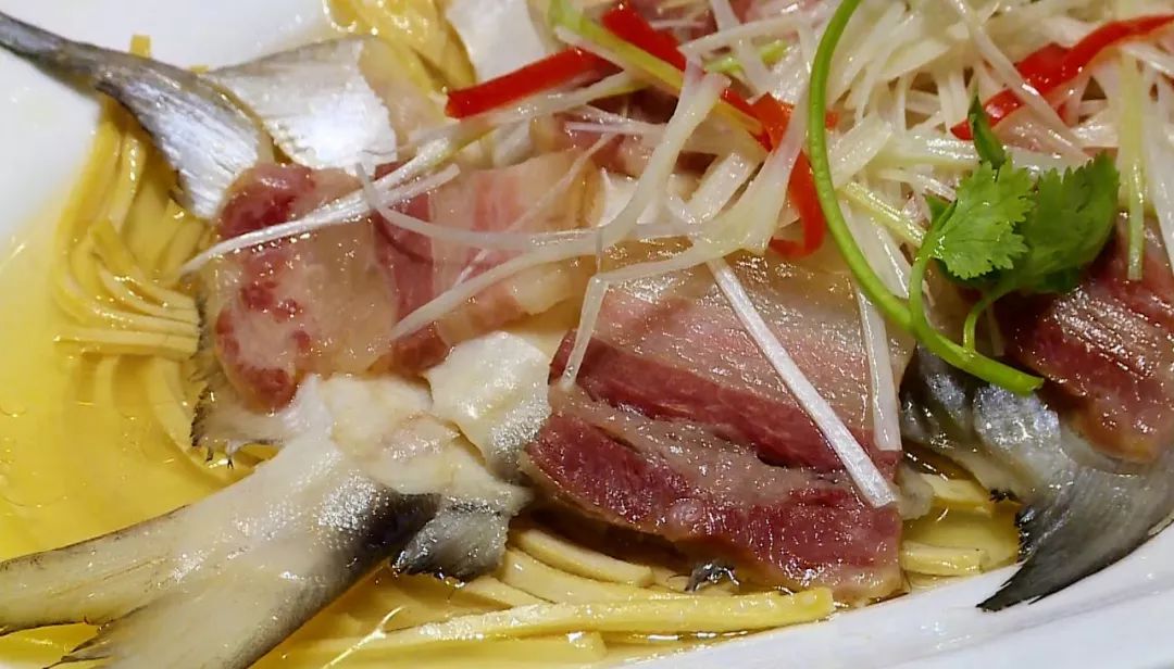 咸肉银鲳鱼蒸百叶三层美味每层都精彩