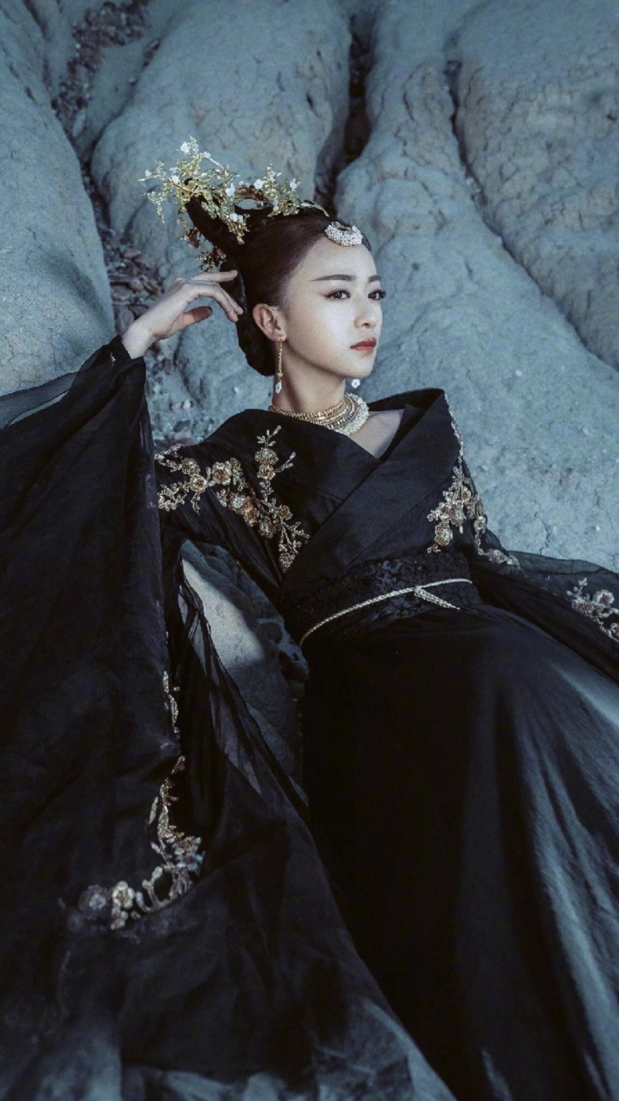 说到这几年迟迟没有定档的作品还是很多,比如说于正导演的《朝歌》.