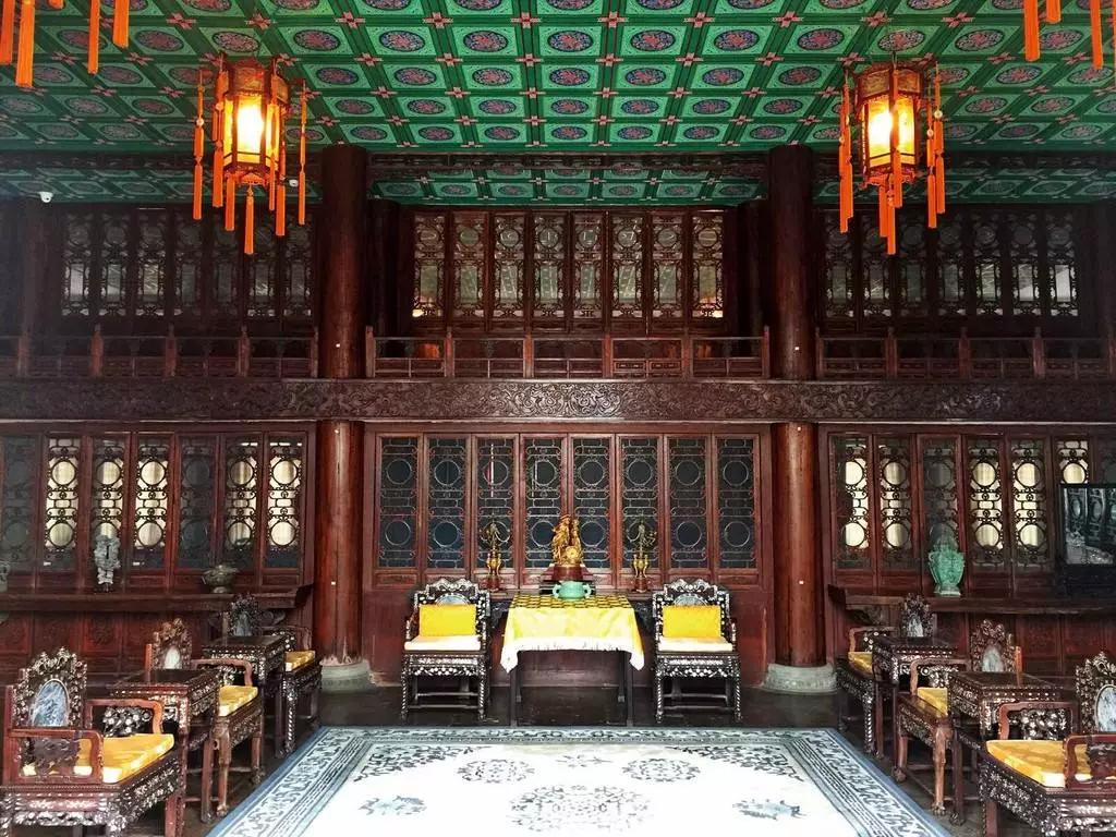 和珅被赐死后,府邸几经易主,但主人无一不是位高权重之人,如今恭王府